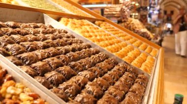 Kalabalık bir pazarda lezzetli bir Türk baklavası keşfedin..