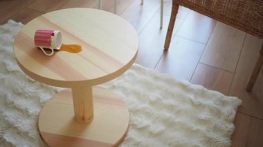 Tahta masaya dökülmüş bir kahve. .