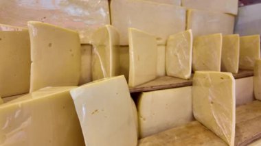 Tedarikçiler hareketli bir pazarda taze peynir çeşitleri sergiliyor.