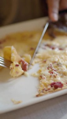 Omlet zekasını kesiyor tabakta bir bıçak .