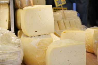 Taze peynir blokları yerel bir pazarda hevesle alıcıları bekliyor..