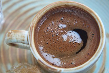 Türk kahvesinin zengin lezzetlerini keşfediyorum..