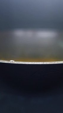 Kızartma tavasında yemek hazırlamak için ısıtma yağı..