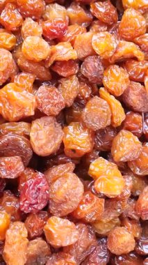 Kuru üzümler bir kaseye düşüyor. .