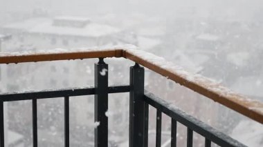 Kış şehir manzarasını değiştirirken dışarıda şiddetli kar yağıyor..