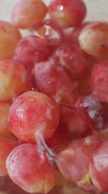 Suya düşen kırmızı üzümlere yakın çekim ,