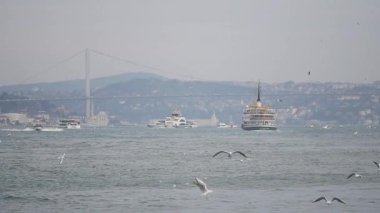 İstanbul Boğazı 'ndan geçen teknelerin keyfini çıkarın..