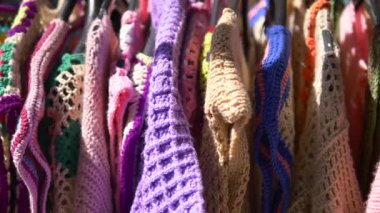 Canlı, el yapımı kazaklar pazarda takılıyor, müşterileri davet ediyor..