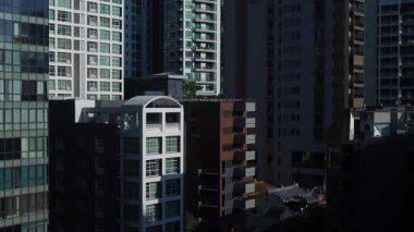 Gün ışığı, sabah saatlerinde yüksek binalarda parlar..