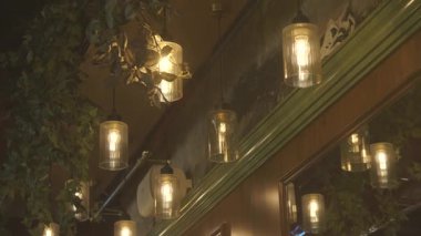 Sıcak ve davetkar ışıklar, rahat bir havası olan modaya uygun bir kafeyi aydınlatıyor..