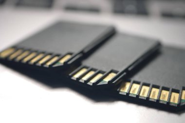 Çoklu hafıza kartları düzgünce dizilmiş, bağlantılarını gösteriyorlar.