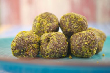 Lezzetli yuvarlak tatlılar mavi bir tabakta yığılmış..