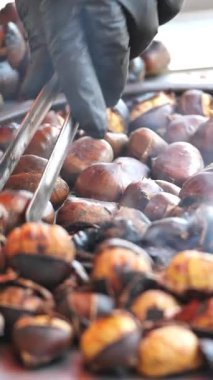 Kestanelerin sonbaharda açık bir ateşte kızarmasını izlemek.