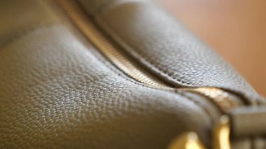 Deri çanta fermuarının açılıp kapandığı detaylı bir manzara..