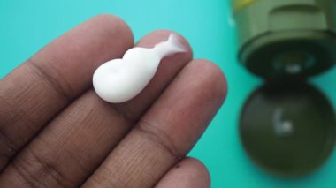 Cilt dokusunu geliştirmek için su ve besin için zengin bir krem sürün.