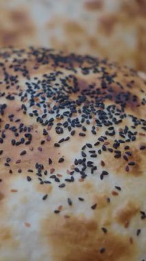 Lezzetli ekmek çıtır çıtır ve üzerine siyah tohumlar serpiştirilmiş..
