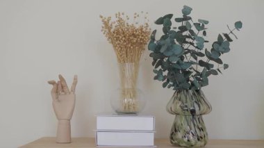 Kurumuş çiçekler ve dekoratif malzemelerle eşsiz bir dekorasyon keşfedin..