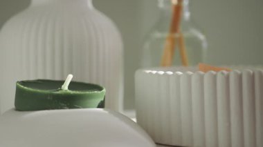 Parlak, huzurlu bir yerde, rahatlatıcı bir mum ve dekor manzarasının tadını çıkar..