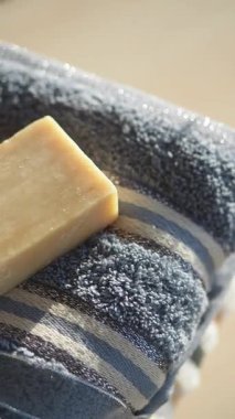 İçerideki tüylü havluda dinlenen doğal sabunun rahatlatıcı bir sahnesi..