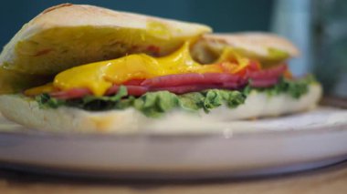 Jambon, peynir ve taze sebzelerden yapılmış lezzetli bir sandviç..