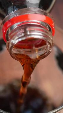 İçecekleri cam bir şişeye dolduruyorum. .