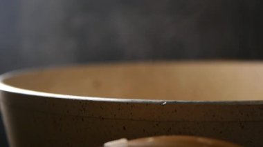 Sıcak bir mutfaktaki fırının üzerindeki büyük bir tencereden buhar yükselir..