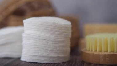 Pamuk ve fırça kullanarak bir cilt rutini için basit araçlar keşfedin.