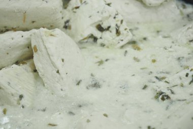 Taze peynirler kaymak gibi şifalı otların içinde kaynıyor..