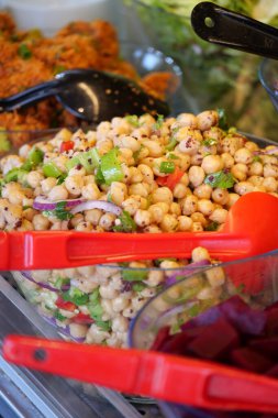 Yoğun bir büfede taze sebzeli nohut salatası servis edilir..