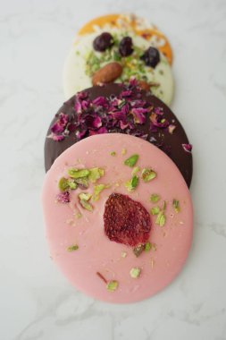 Dört yuvarlak çikolatalı, fındıklı ve kurutulmuş meyveli..