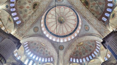 Ziyaretçiler tarihi cami içindeki karmaşık tavan tasarımına hayran kaldılar.