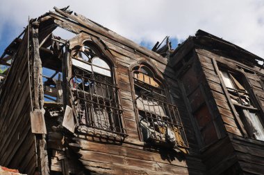 Terk edilmiş ahşap bir yapı çürüme ve ihmal belirtileri gösterir..