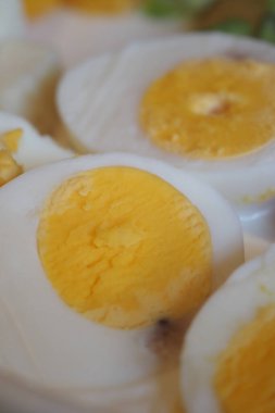 Haşlanmış yumurta ve canlı sarı sarısı servis için düzenlenir..