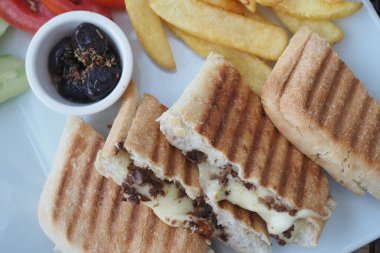 Erimiş peynirli ızgara sandviç ve patates kızartması..