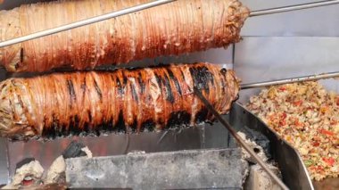 Lezzetli Türk Izgara Kokorech yerel sokak pazarında.