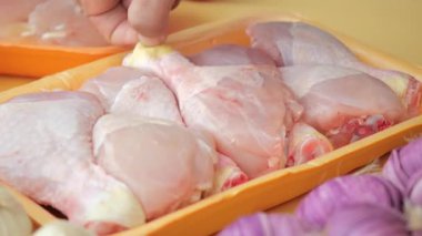 Tavuk budu hazır ve mutfakta pişmeye hazır..