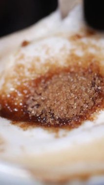 Köpüklü bir kahve içeceği yakın plan..