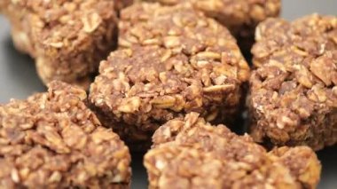 Çikolata ve fındık kullanarak lezzetli yulaf ezmesi hazırlamak kolay..