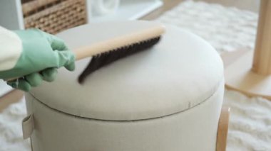 Yumuşak bir fırçayla kumaş sedir temizlemeyi öğren..