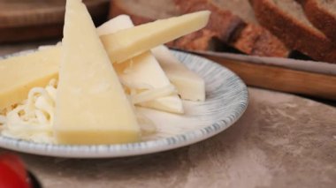 Taze ekmekle servis edilen çeşitli peynirlerin tadını çıkarın..