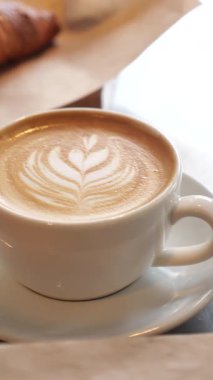 Sıcak bir kafe ortamında nefis bir lattenin tadını çıkar..