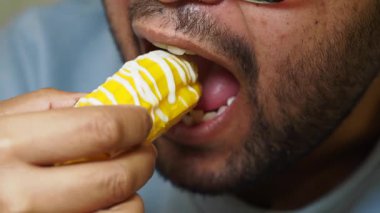 Dışarıda güneşin altında dinlenirken lezzetli bir ziyafetin tadını çıkarıyorum..