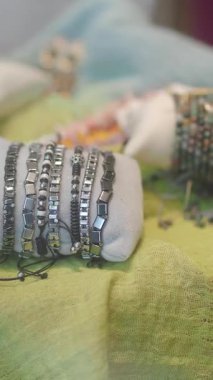 Ziyaretçilerin hayran kalacağı eşsiz el yapımı bilezikler sergileniyor..