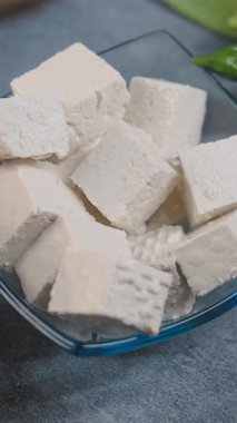 Evde değişik tarifler için tofu hazırlamayı öğrenin..