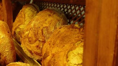 Ekmekler raflarda dinleniyor, müşteriler için hazır..