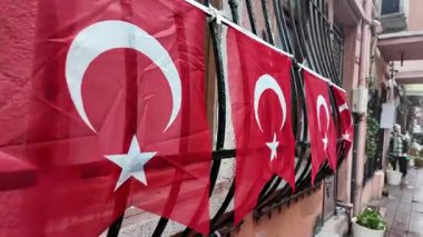Türkiye 'de hilal aylı bayraklar ve yıldız süsleri.