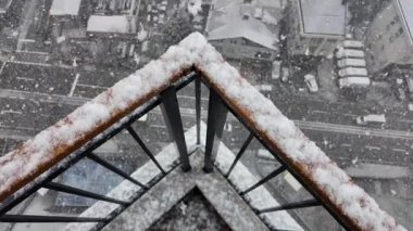 Şiddetli kar damlara ve sokaklara yağar ve kış harikalar diyarı yaratır..