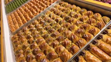 Lezzetli baklava tepsileri her katmanda zengin tatlar gösterir..