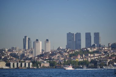 İstanbullar kıyı boyunca yüksek binalarla gökdelen manzarası.