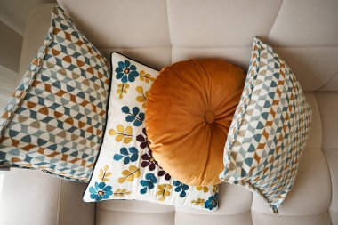 Renkli yastıklar modern oturma odası düzenine tarz katar..